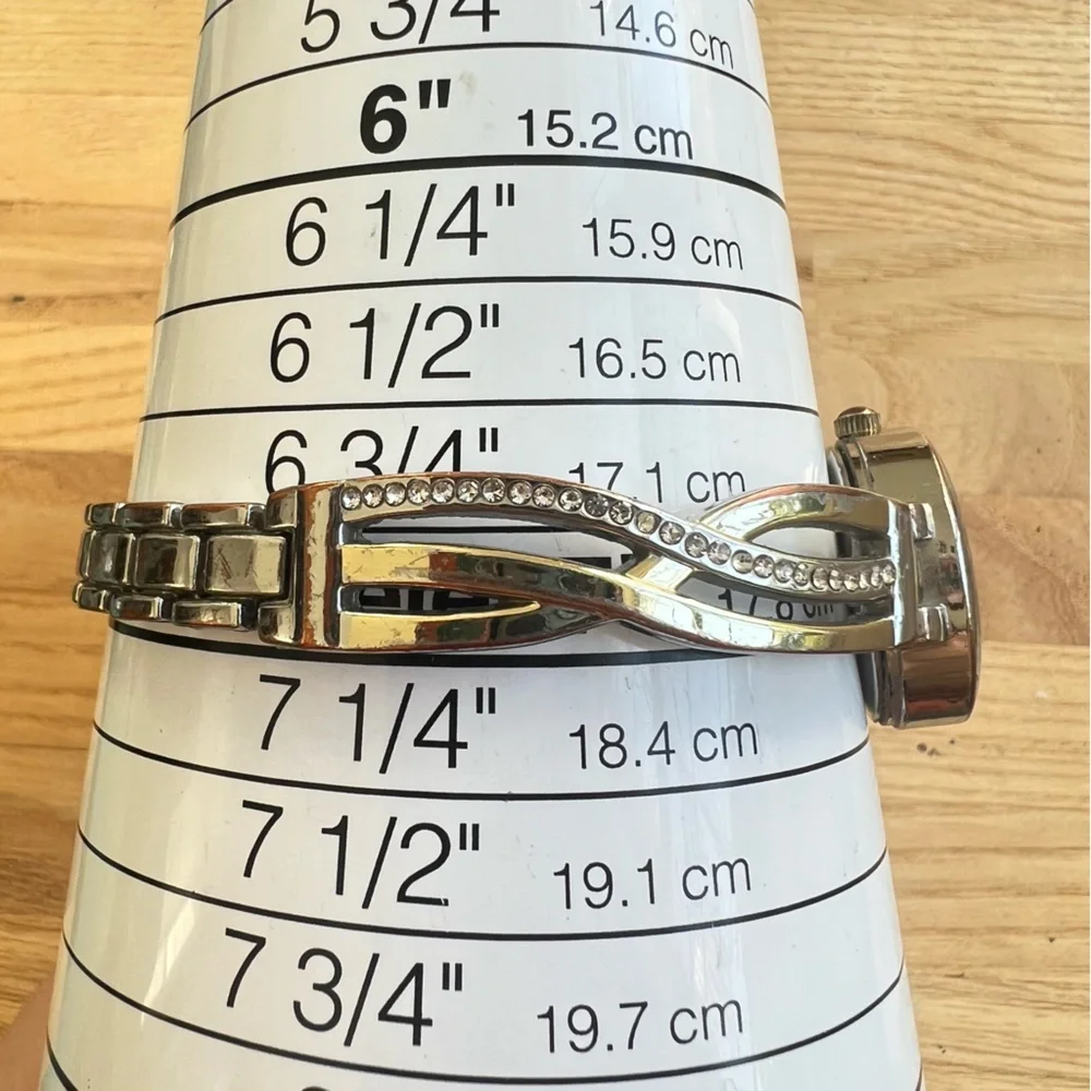 Kim rogers ladies silver tone fashion bracelet watch NEW BATTERY